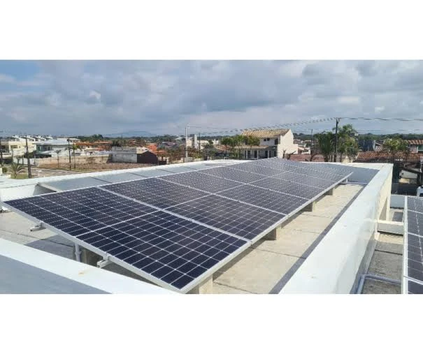 Painéis solares instalados no telhado da Eletrac